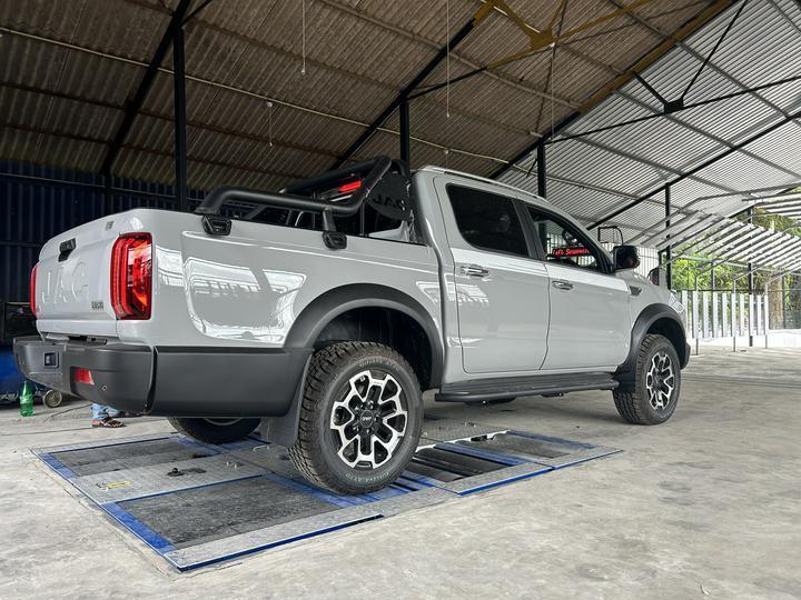 5-in-1-Rollerbremstester mit maximaler Achsbelastung von 4000 kg, doppelter Seitenrutsche und industriellem Steuergerät für die Fahrzeugprüflinie