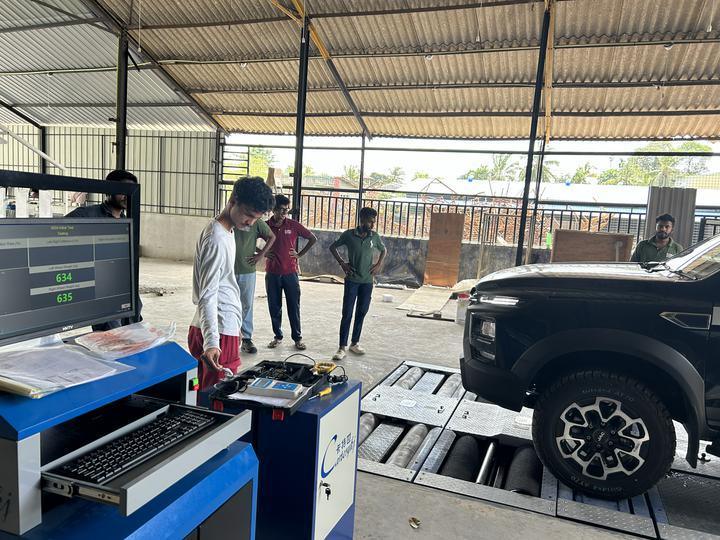 5-in-1 Rollenbremsenprüfgerät mit 4000 kg maximaler Achslast, patentierter Schleifrolle und Industrie-Steuerungscomputer